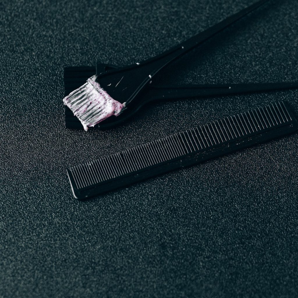 jak zmyć farbę do włosów ze skóry